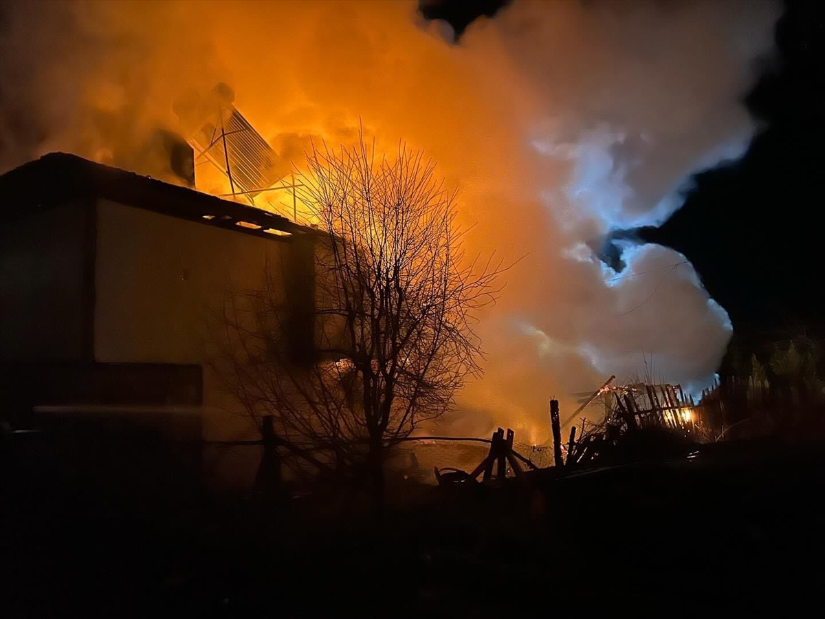 Kastamonu'da çıkan yangında 2 katlı ev ile otomobil zarar gördü