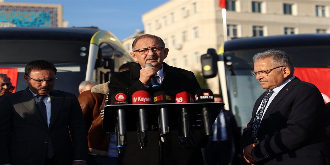 Bakan Özhaseki, Kayseri'de Büyükşehir Belediyesinin otobüs tanıtım töreninde konuştu: