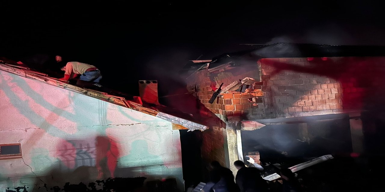 Kastamonu'da çıkan yangında 2 ev kullanılamaz hale geldi