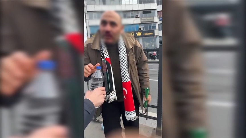 "Şehitlerimize Rahmet, Filistin'e Destek" yürüyüşünden dönen kişiye saldırdı