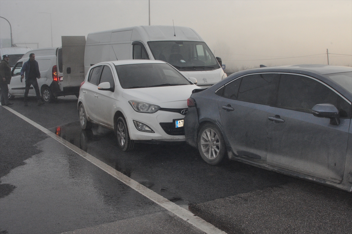 Zincirleme trafik kazasında 4 kişi yaralandı