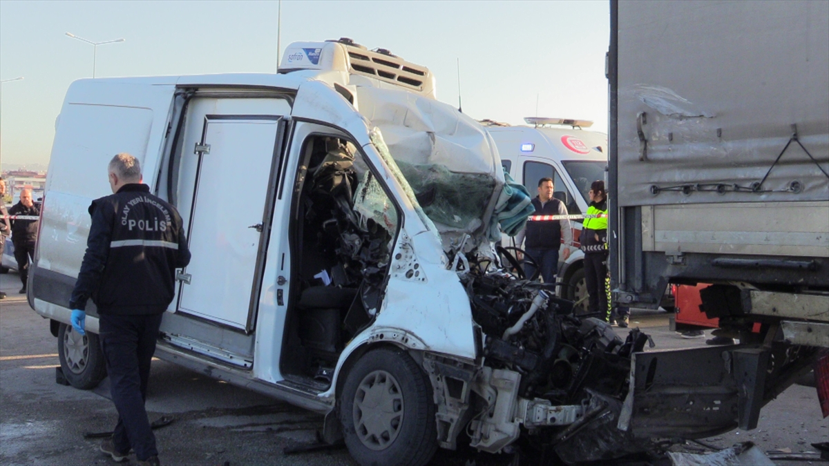 Park halindeki tıra çarpan araçtaki 1 kişi öldü, 1 kişi yaralandı