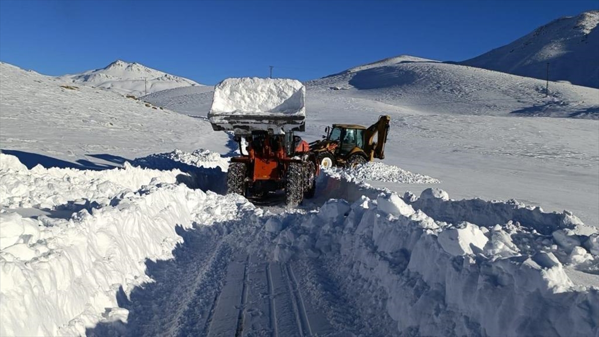 Şırnak'ta kardan kapanan köy yolu açılmaya çalışılıyor