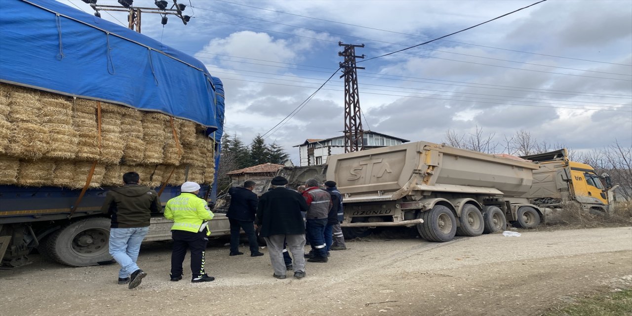 Çubuk'ta 2 tırın çarpıştığı kazada 1 kişi yaralandı