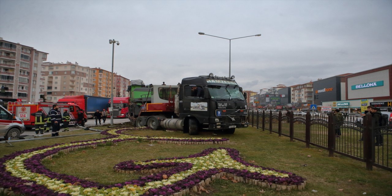 Freni arızalanan tır facianın ucundan döndü.
