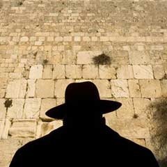 Yahudi olmayan herkesi hayvan ilan etti!