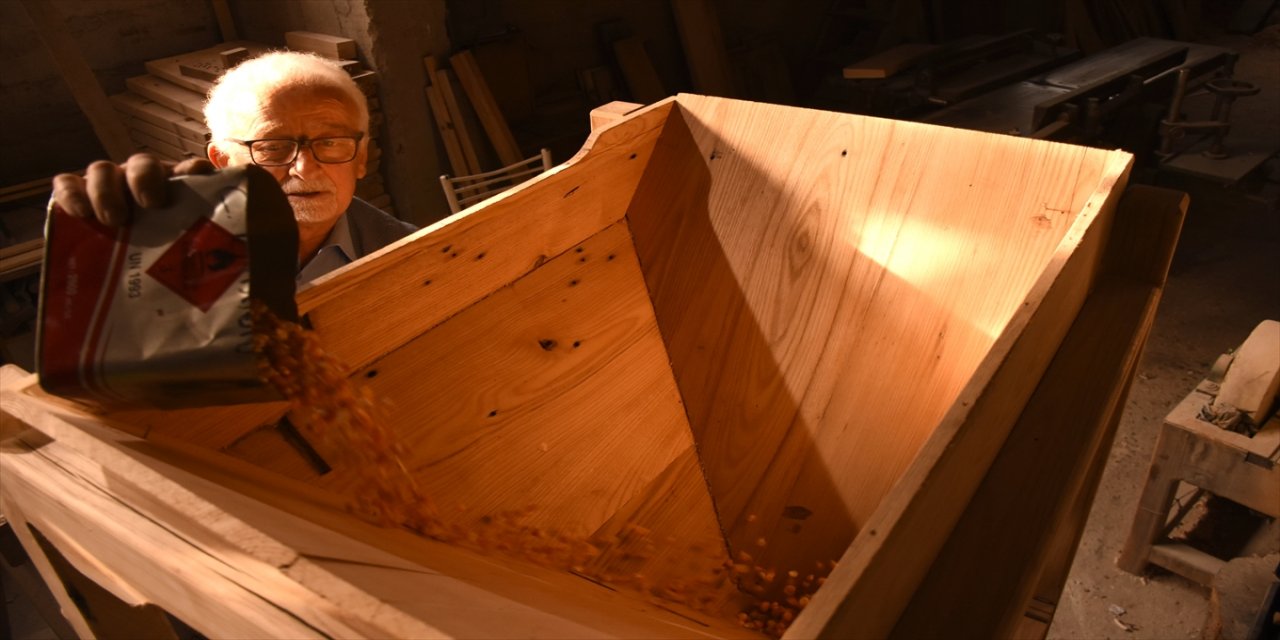 Macahel'in zirvesinden getirdiği kayalarla yaptığı değirmenler talep görüyor