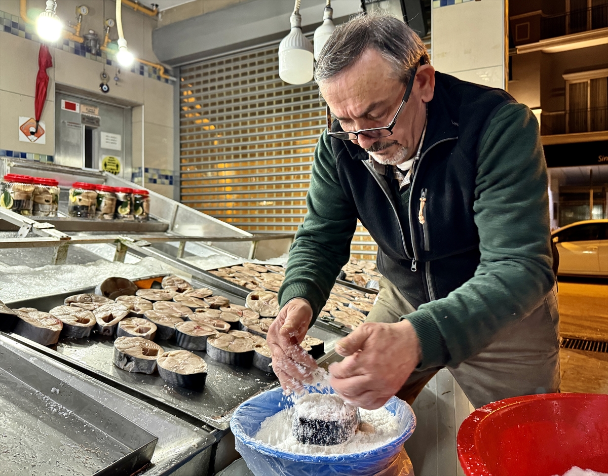 Karadeniz'de avlanan torikler, tuzlanarak lakerdaya dönüşüyor