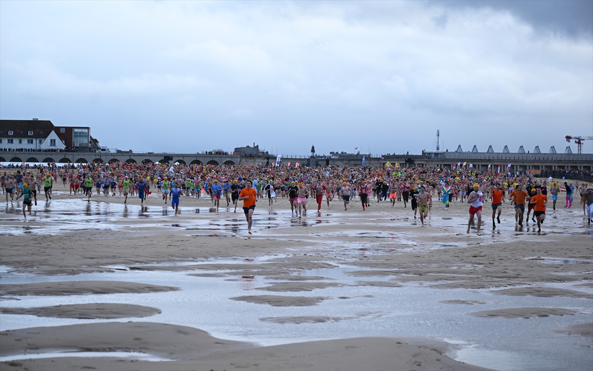 Binlerce kişi dondurucu soğukta Kuzey Denizi'ne girdi