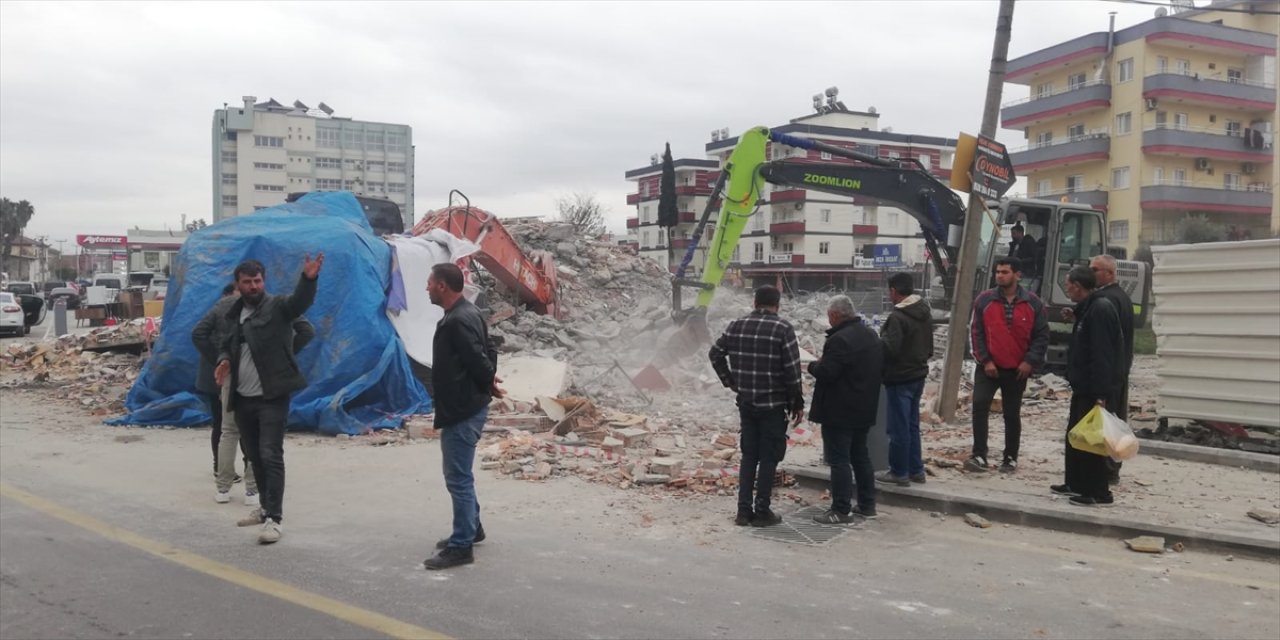 Mersin'de kontrollü yıkım yapılan 5 katlı bina çöktü