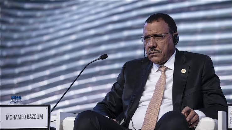 Nijer'de devrik lider Bazum'un ev hapsindeki oğlu serbest bırakıldı