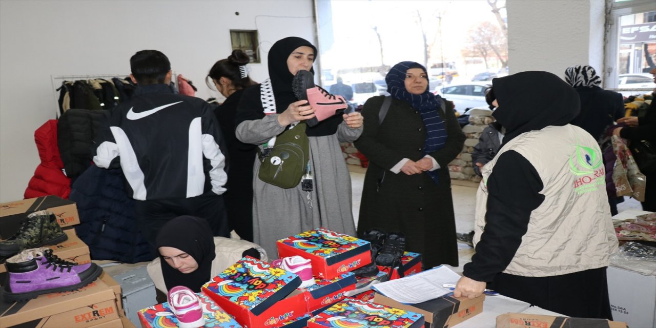 Malatya'da depremden etkilenmiş yetim çocuklara giyecek yardımı yapıldı.