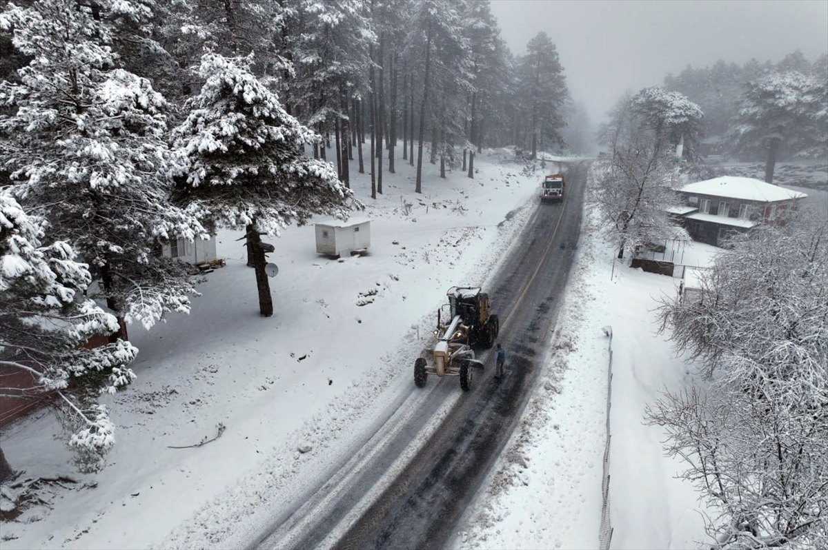Kazdağları'na kar yakışıyor