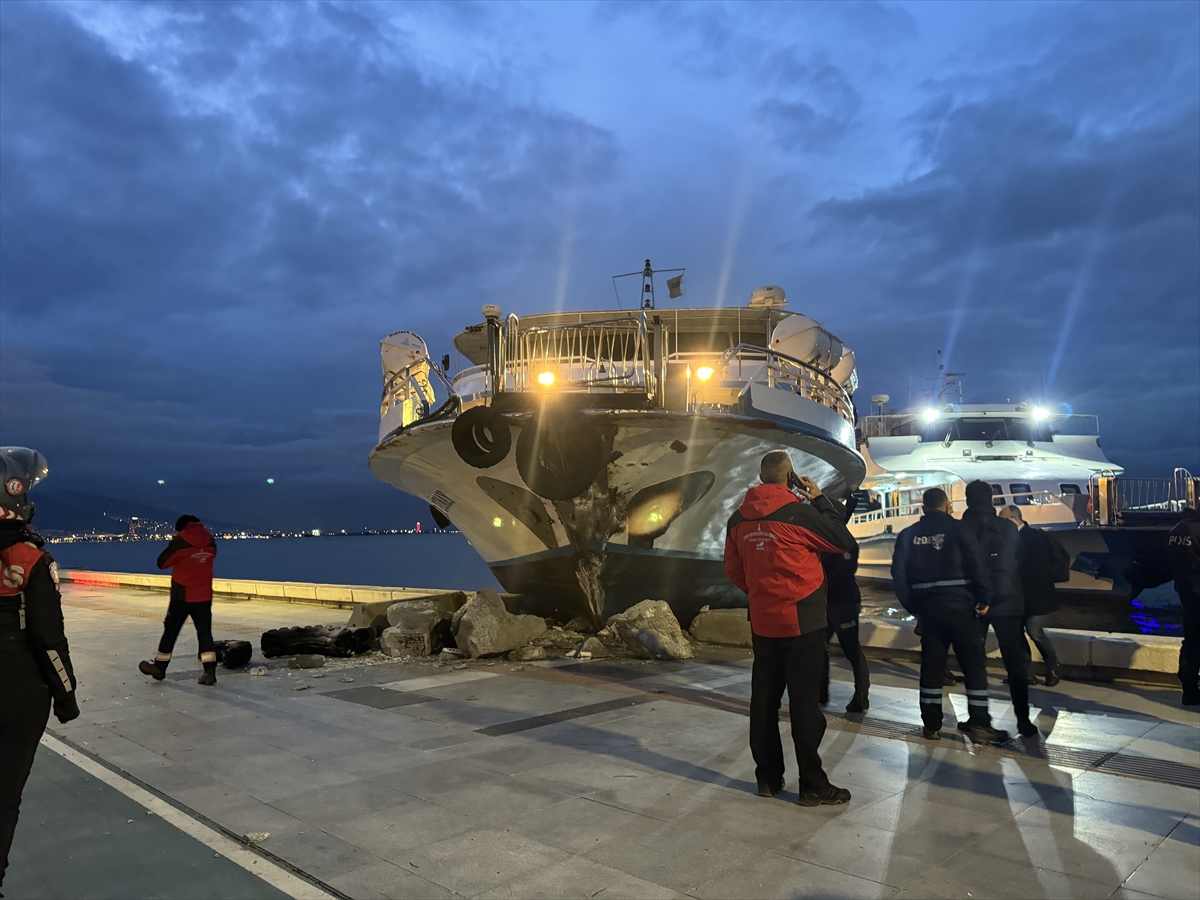 İzmir'de  yolcu vapuru karaya çarptı