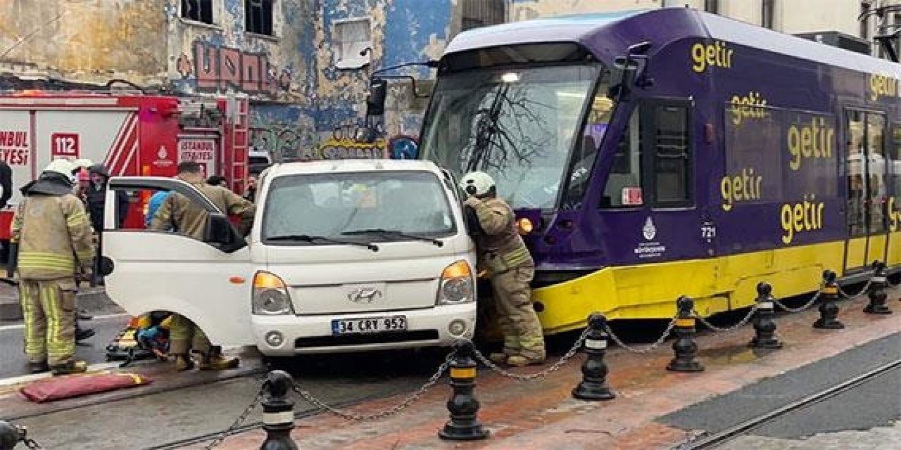 Beyoğlu'nda Heyecan Dolu Anlar: Tramvayın Kamyonete Çarpma Anı Kameralara Yansıdı!