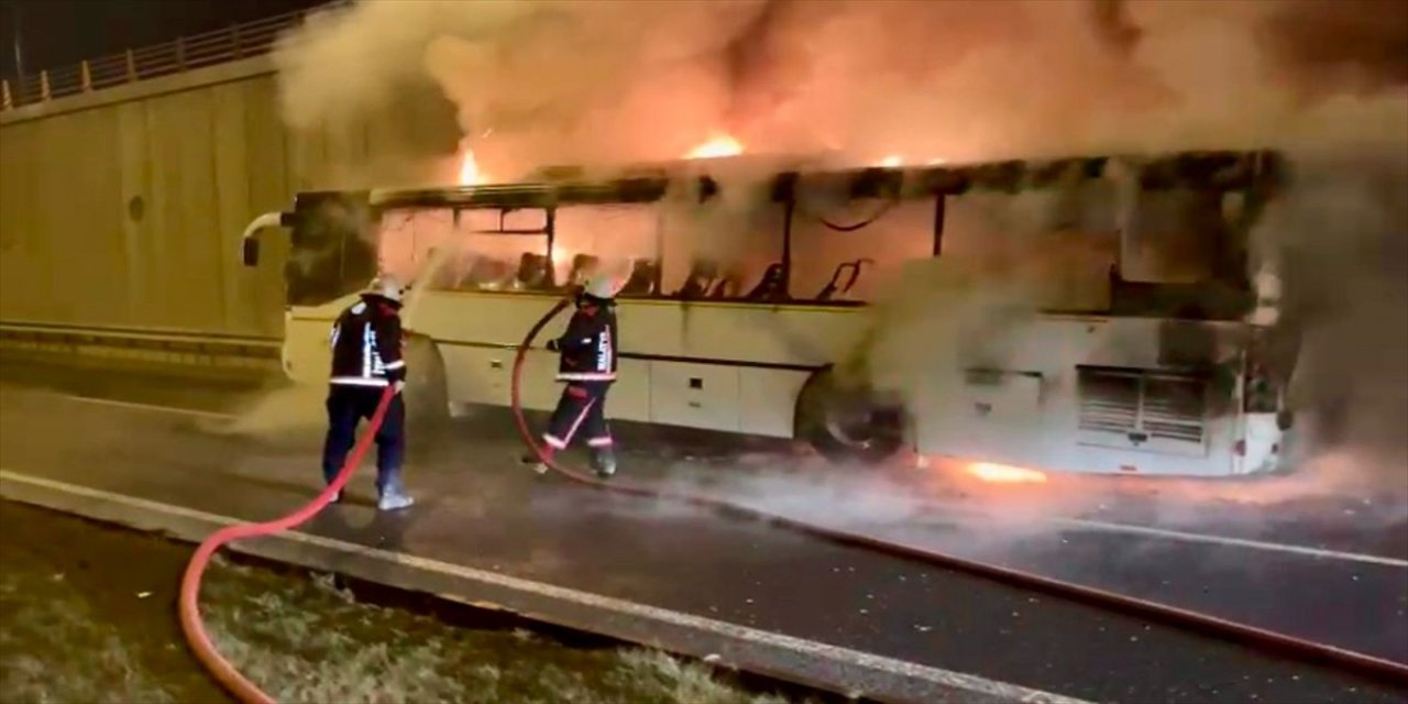 Malatya'da hareket halindeki otobüs alev aldı.