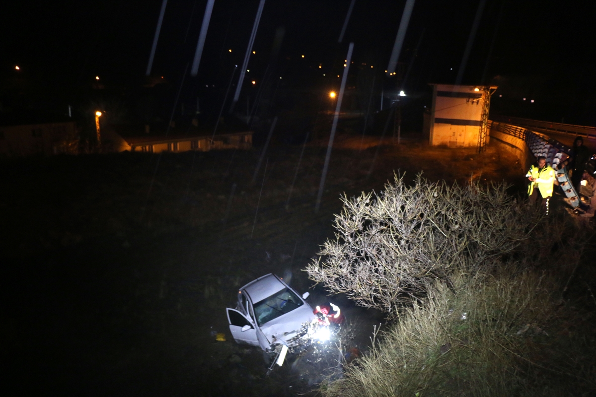 Malatya'da otomobil şarampole devrildi 4 kişi yaralandı