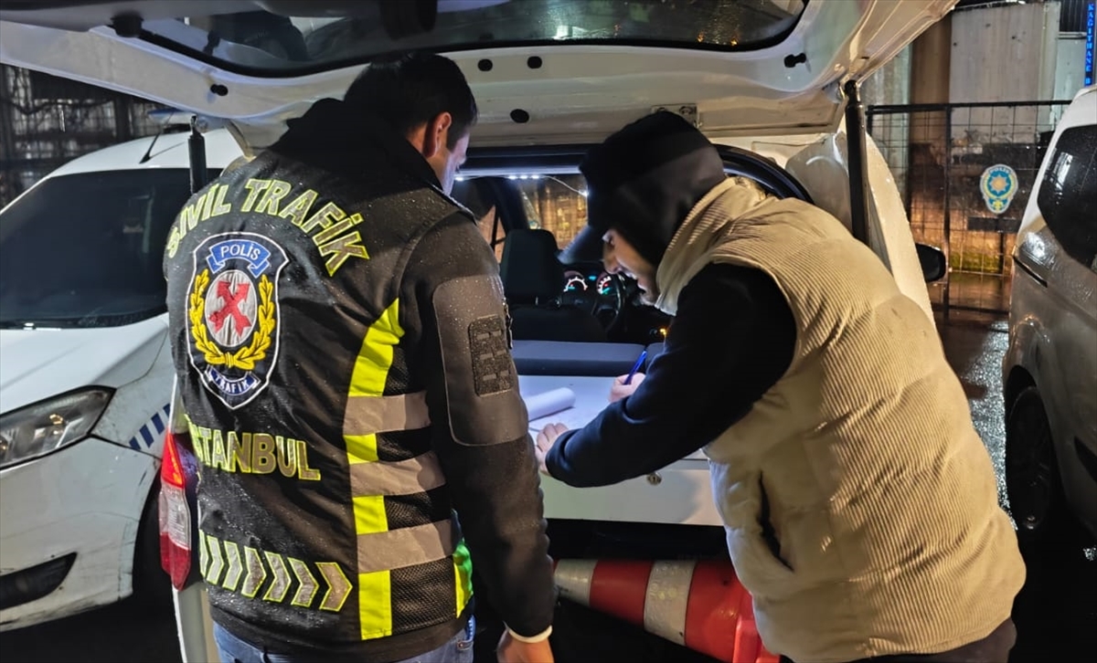 Seyir halindeki otomobilin önünü kesip saldıran sürücü yakalandı