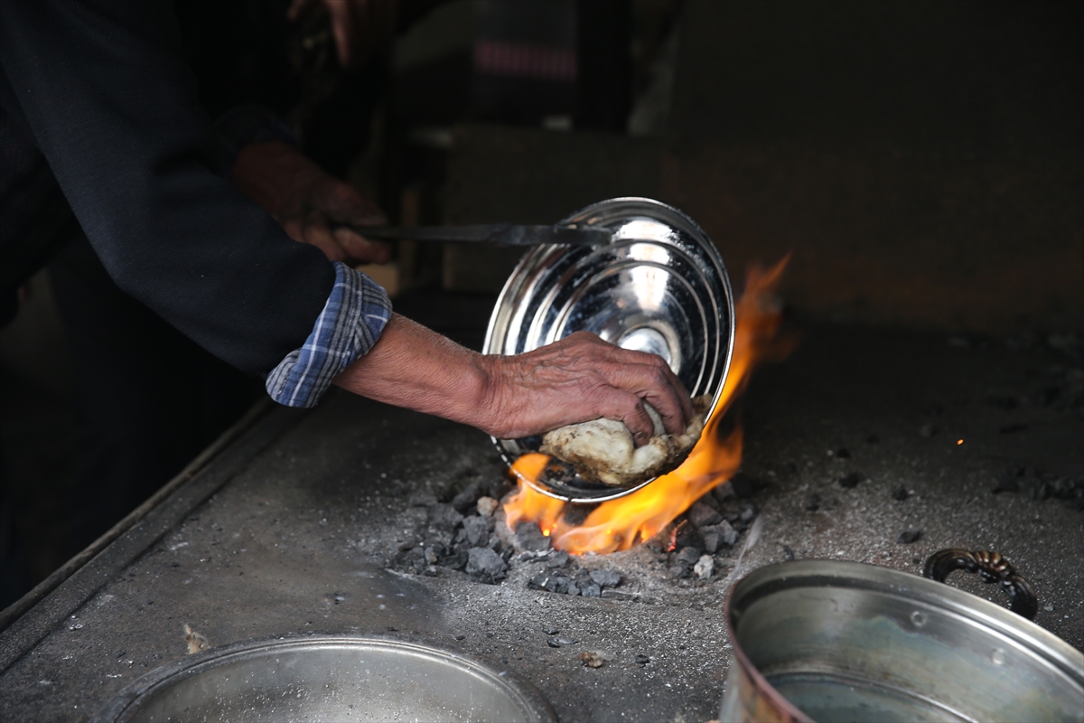 Kalay ustası, mesleğini 70 yıldır sürdürüyor