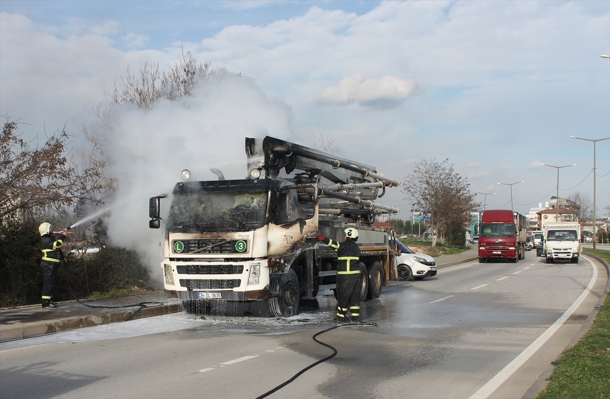 Seyir halindeki beton mikseri alev aldı