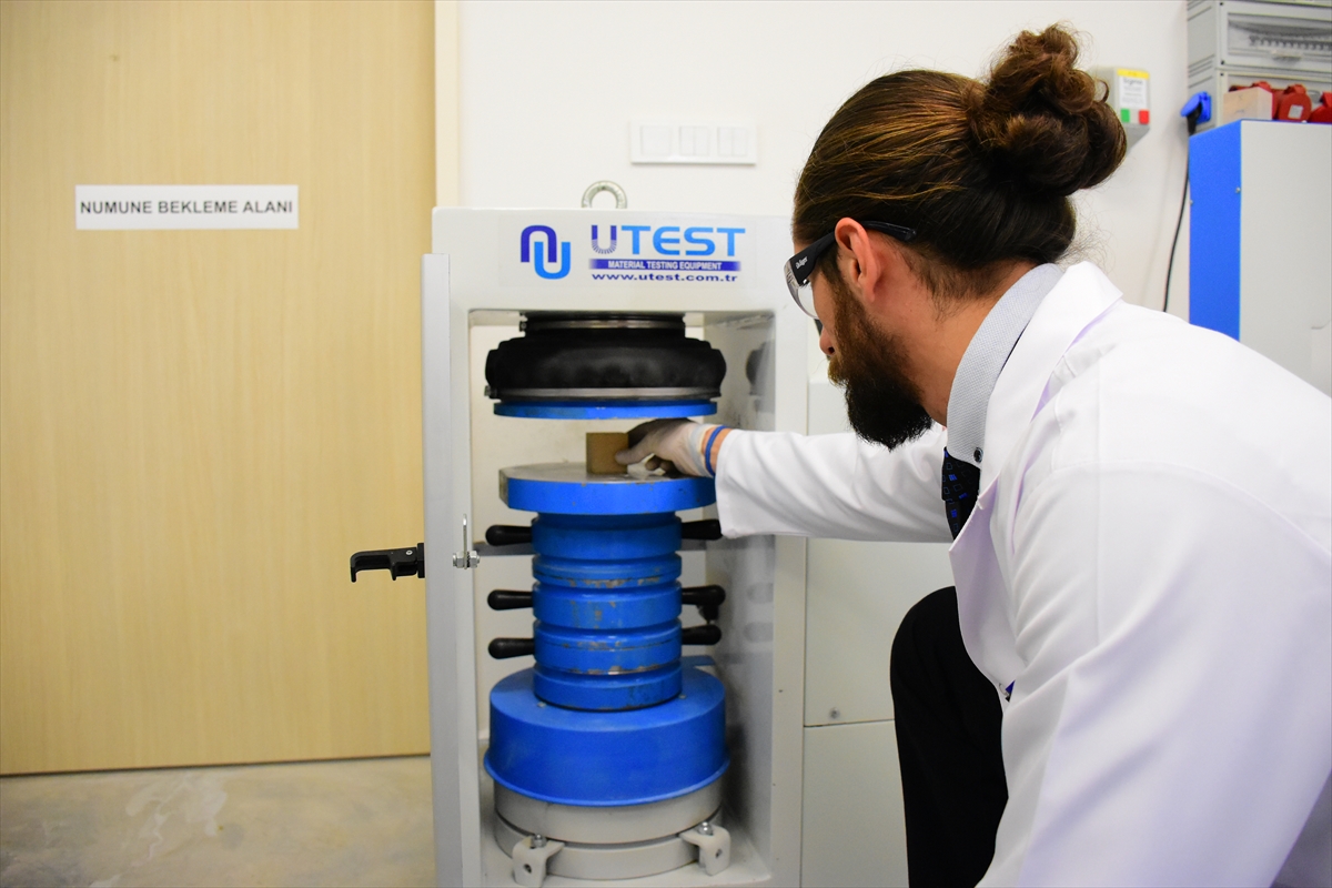 Bilecik'te doğal taş testlerinin yapıldığı merkez uluslararası standartlarda hizmet veriyor