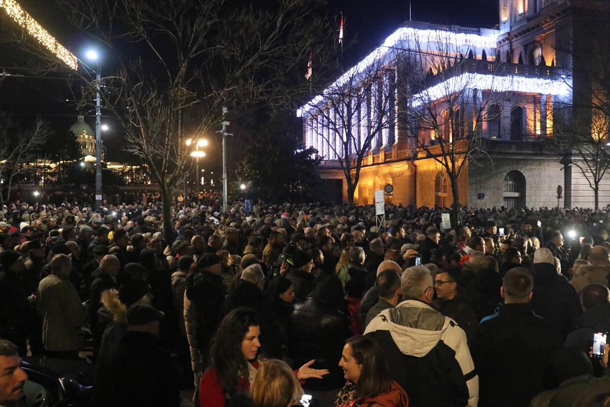 Sırbistan'da seçim sonuçlarına itiraz eden göstericiler yeniden toplandı