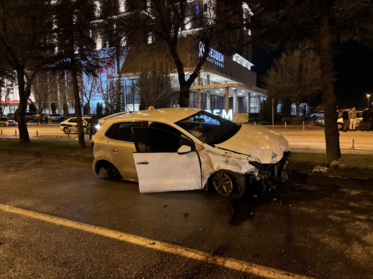 Isparta'da refüje çarpan otomobildeki 1 kişi öldü, bir kişi yaralandı
