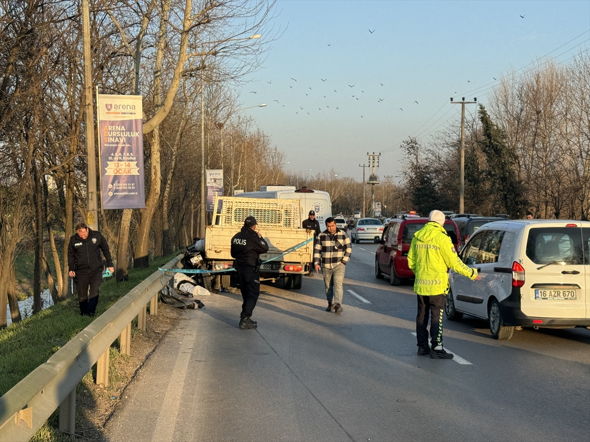 Kamyonete çarpan motosikletli hayatını kaybetti