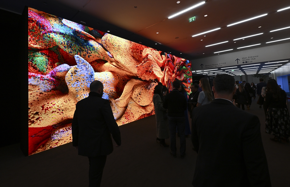 Refik Anadol'un yapay zeka destekli eseri Davos'ta sergileniyor