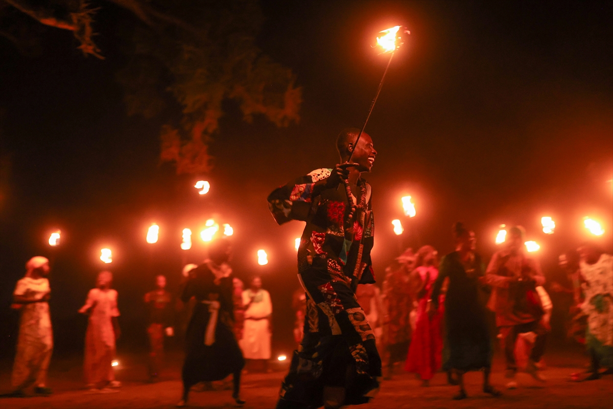 Senegal'de baobab ormanındaki geleneksel gösteriler