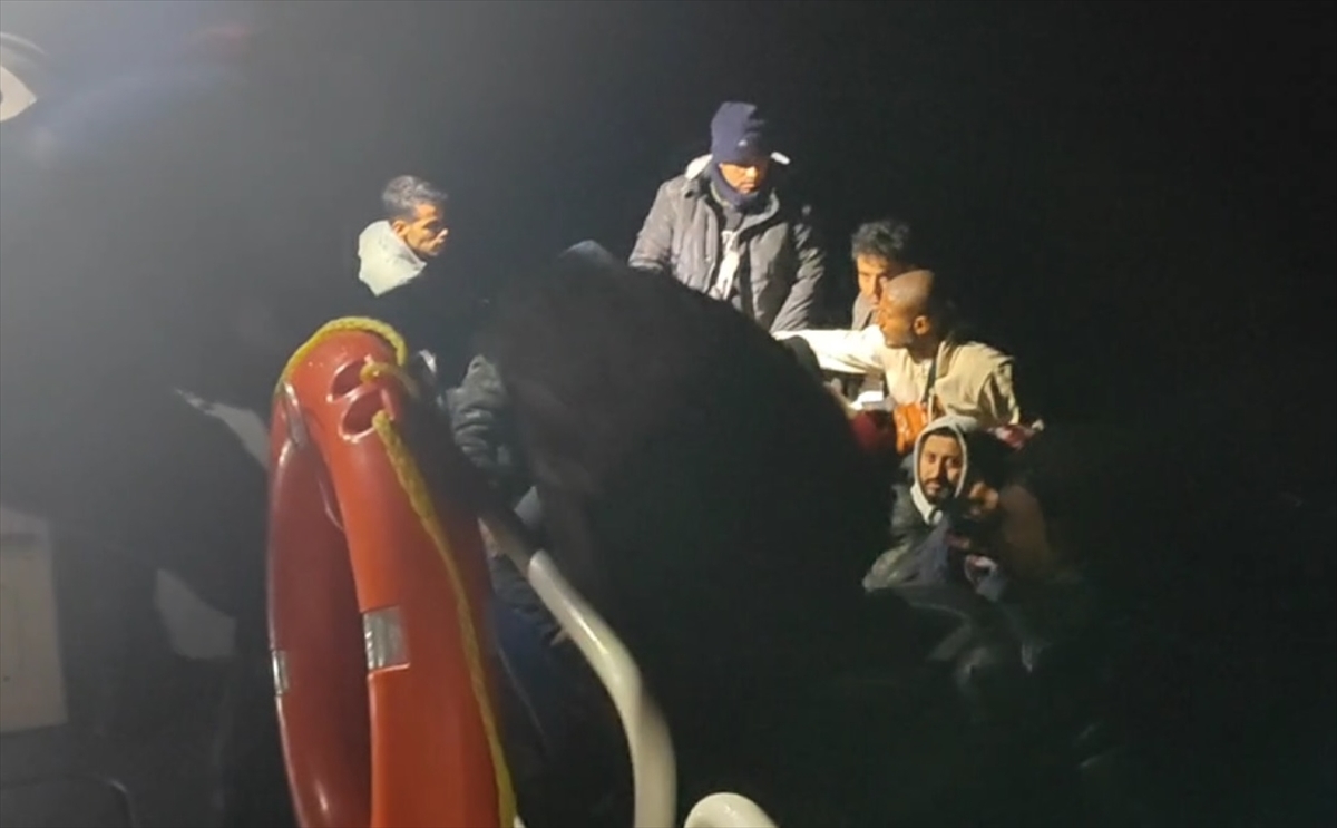 İzmir açıklarında 29 düzensiz göçmen kurtarıldı, 27 göçmen yakalandı