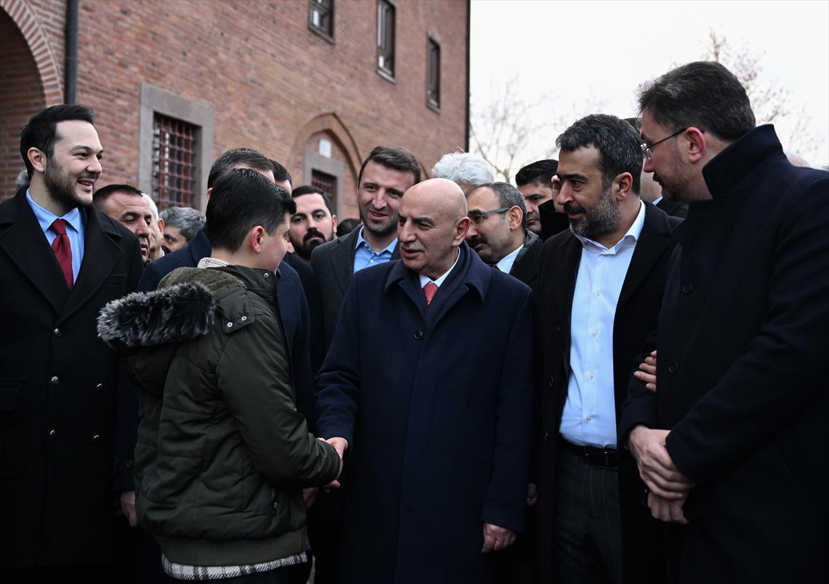 Ankara Büyükşehir Belediye Başkan adayı Altınok, sabah namazını Hacı Bayram Veli Camisi'nde kıldı