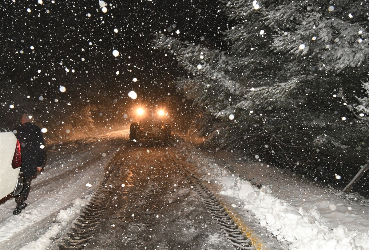 Lapseki'de kar yağışı etkili oldu
