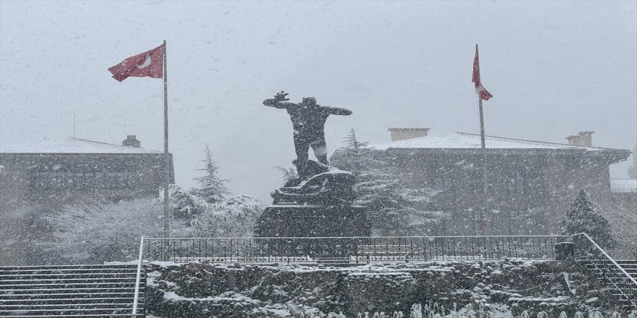 Afyonkarahisar'da kar etkili oluyor