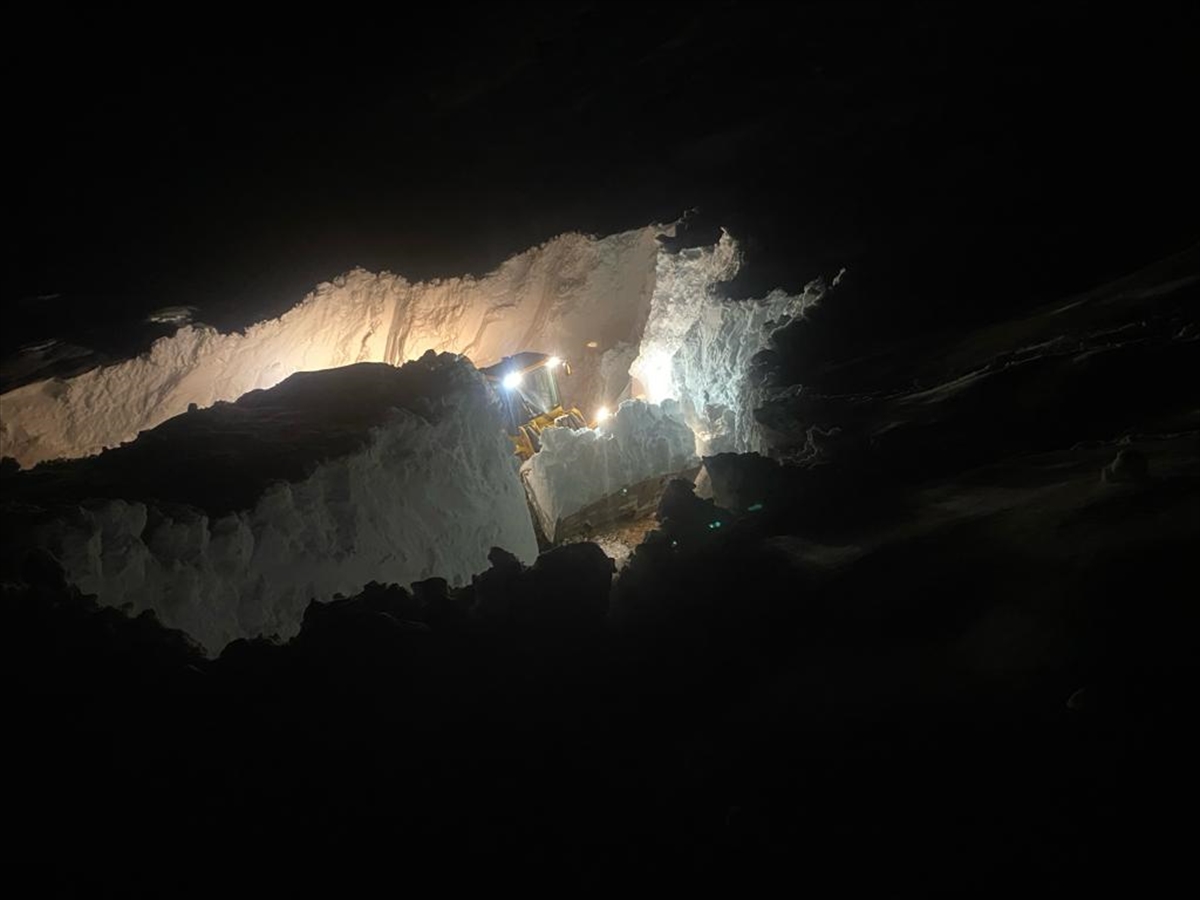 Kar kalınlığının 7 metreye ulaştı, yolları açık tutmak zorlaştı