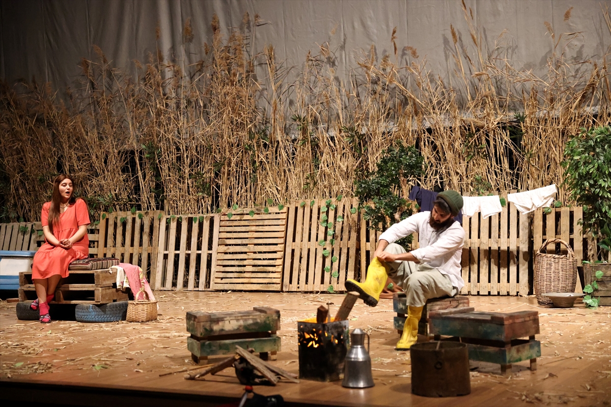 Muş'ta 5 günde 10 bin kişi tiyatroyla buluştu