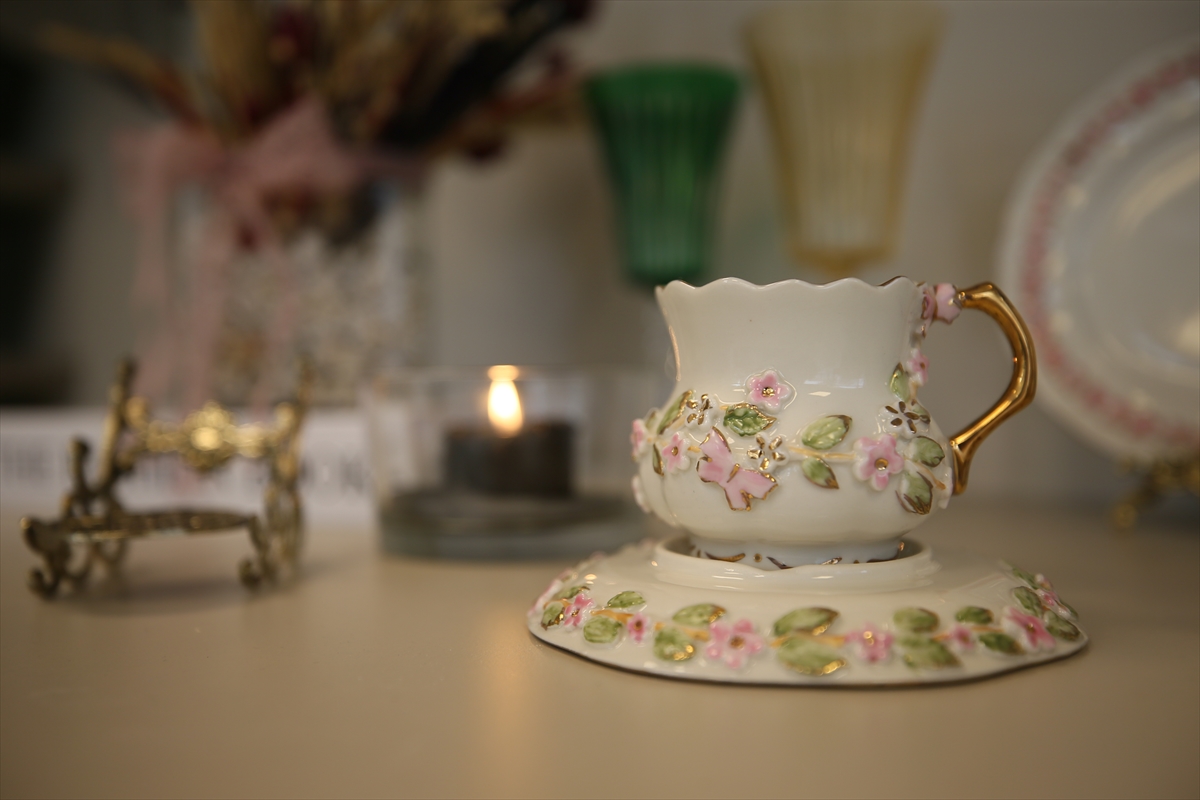 Anne kızdan geleneksel tasarım kahve fincanları