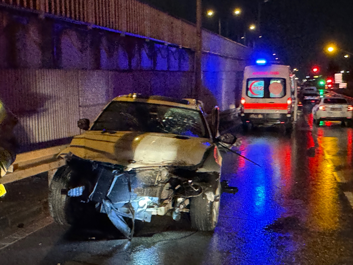 Bariyerlere çarpan otomobildeki 2 kişi öldü, 1 kişi yaralandı