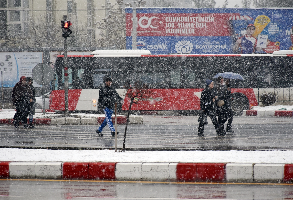 Gaziantep ve Malatya'da kar yağışı etkili