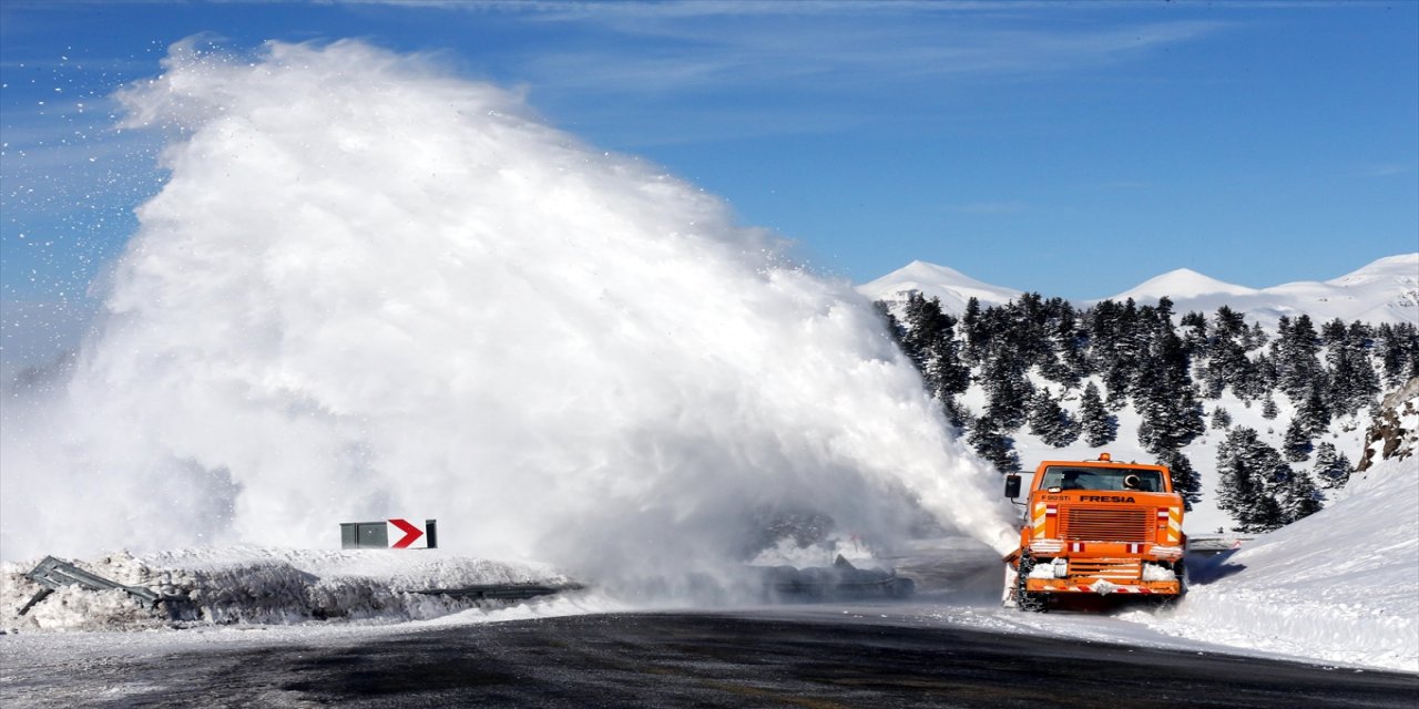 Çığın düştüğü Ardahan-Artvin kara yolunda genişletme çalışması sürüyor