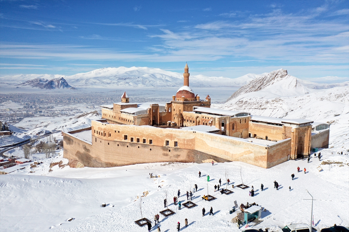 Sömestirde kültür yolculuğuna çıkanların Doğu'daki durağı İshak Paşa Sarayı