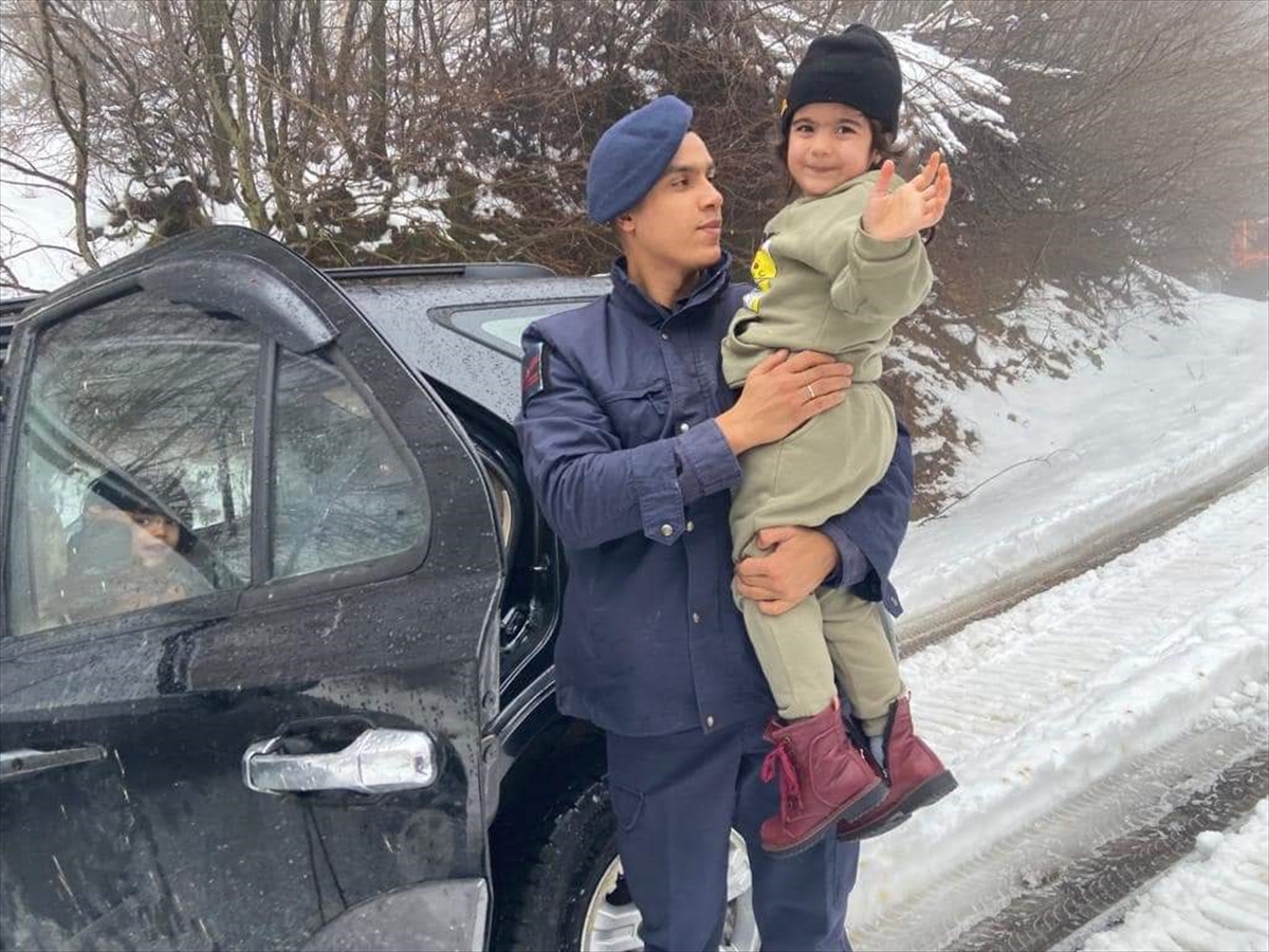 Yalova'da kar nedeniyle mahsur kalan aile kurtarıldı
