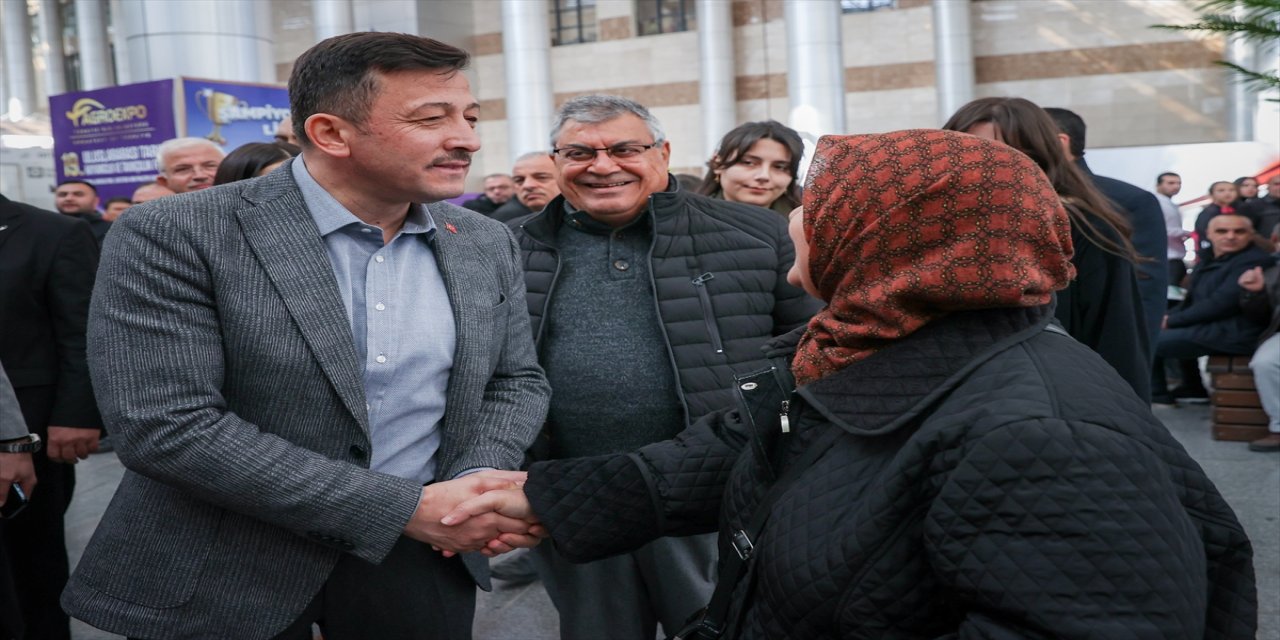 İzmir Büyükşehir Belediye Başkan adayı Dağ, tarım fuarında incelemelerde bulundu