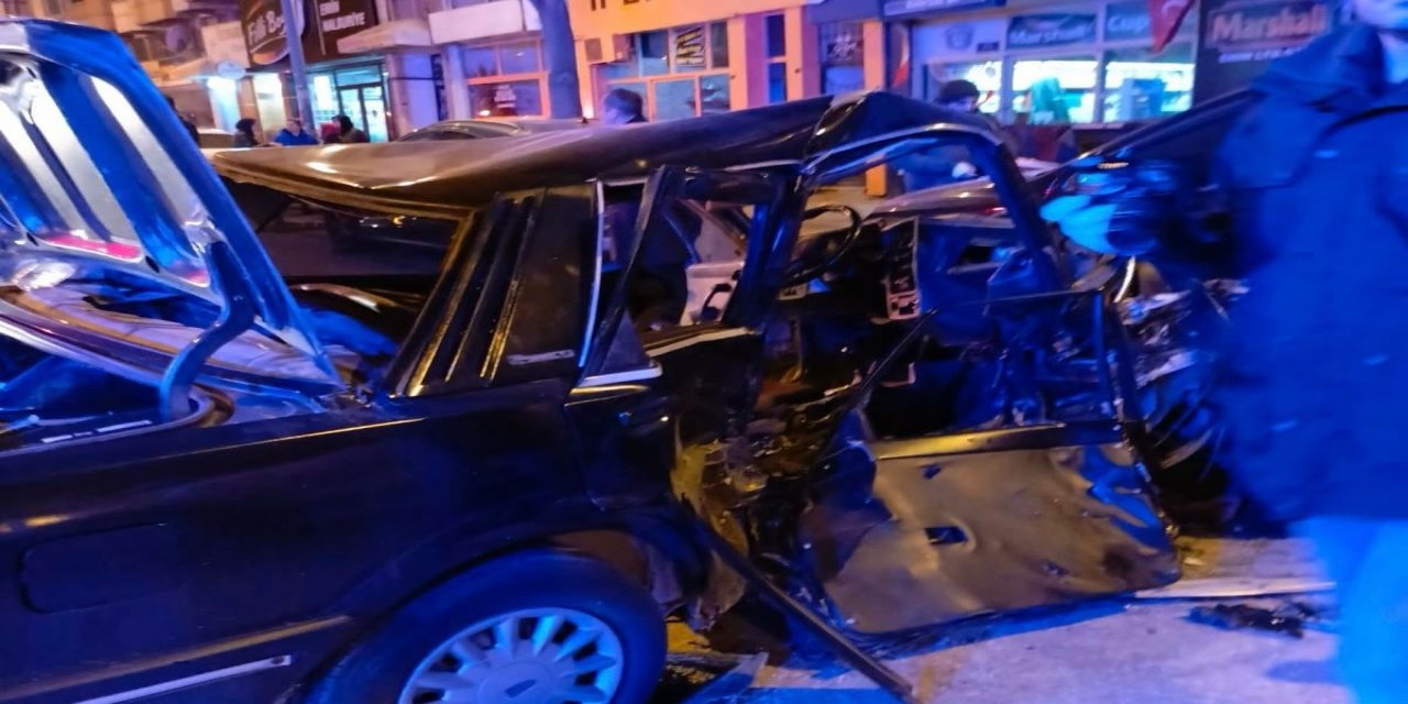 Balıkesir'de 2 otomobilin çarpıştığı kazada 1 kişi öldü