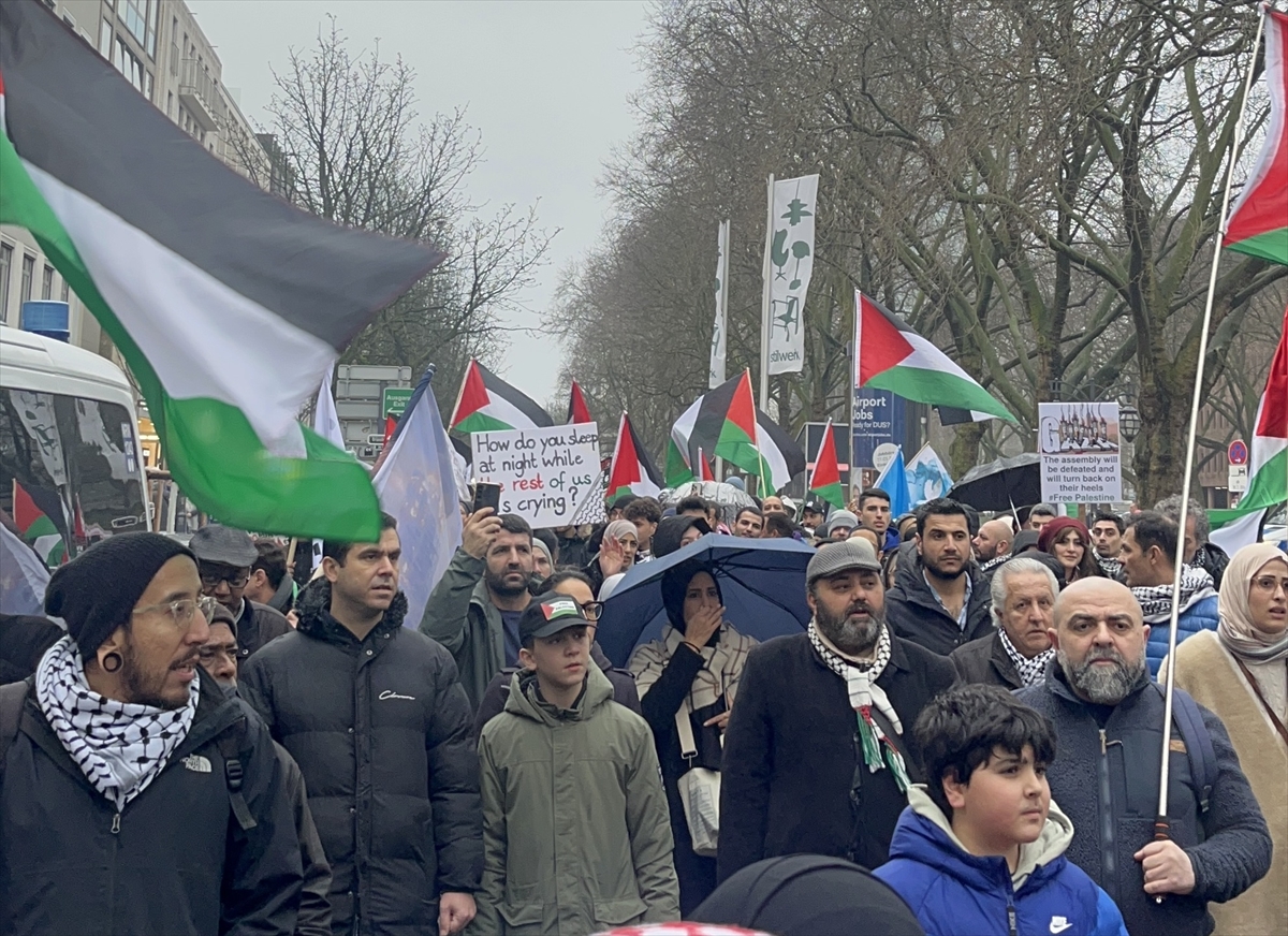 Düsseldorf'ta 500 bin kişi Filistin halkıyla dayanışma için yürüdü