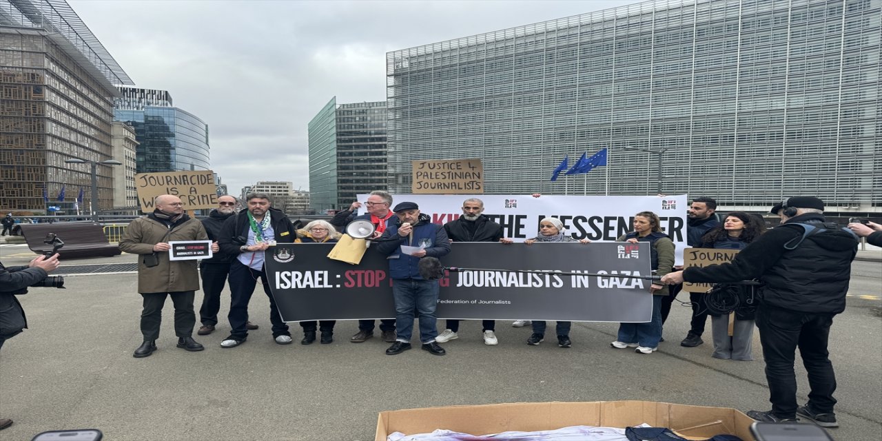 Brüksel'de gazeteciler, Gazze'de meslektaşlarının öldürülmesini protesto etti
