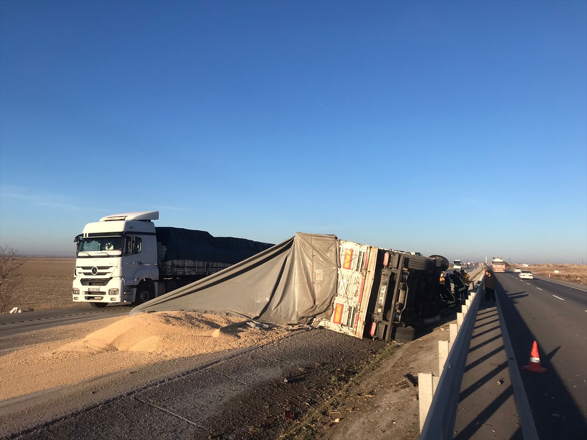 Konya'da tırın devrilmesi sonucu 1 kişi öldü