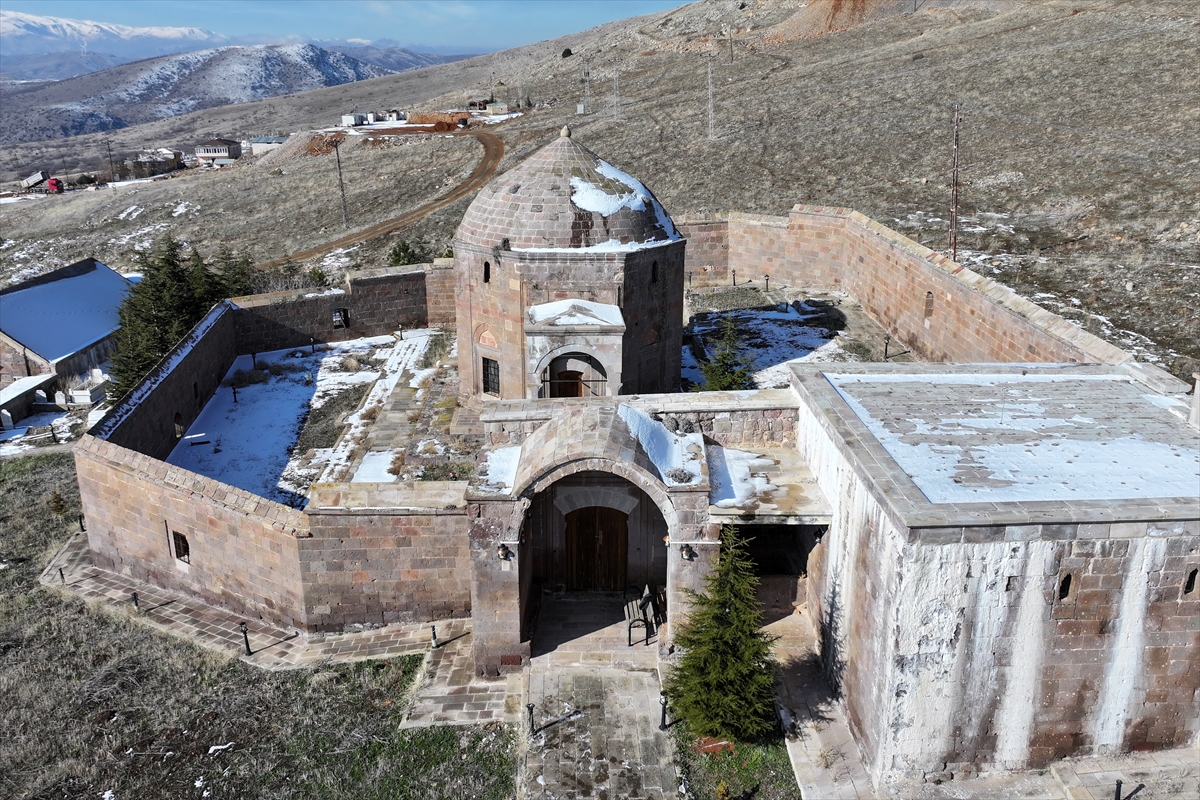 Yüzlerce yıllık ata mirasının bakımını gönüllü yapıyor