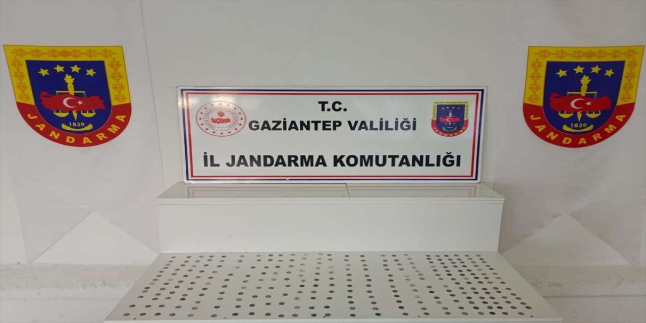 Gaziantep'te tarihi eser niteliğinde 425 sikke, tabanca ve kitap ele geçirildi