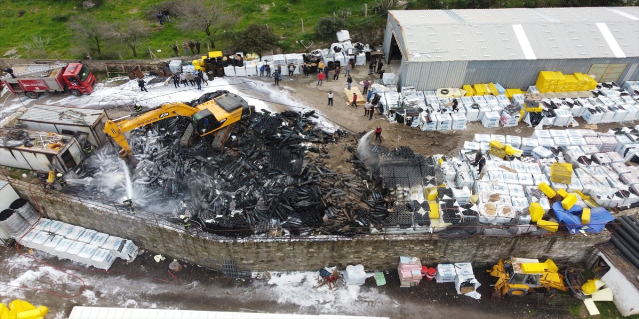 Bodrum'da açık alandaki inşaat izolasyon malzemeleri yandı